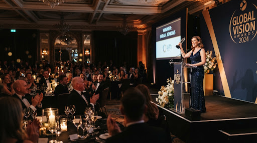 Gala Corporativa con escenario elegante e iluminación cálida